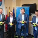 Od lewej: Jacek Kowalczyk - dyrektor Departamentu Promocji, Edukacji, Kultury Sportu i Turystyki Urzędu Marszałkowskiego Województwa Świętokrzyskiego w Kielcach, Jacek Wołowiec - dyrektor Świętokrzyskiego Centrum Doskonalenia Nauczycieli w Kielcach, Adam Jarubas - marszałek województwa świętokrzyskiego,  Krzysztof Łysak - wicedyrektor Świętokrzyskiego Centrum Doskonalenia Nauczycieli w Kielcach / Daniel Lenart / Radio Kielce