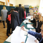 Głosowanie w jednej z komisji wyborczych przy ulicy Dygasińskiego. / Jarosław Kubalski / Radio Kielce