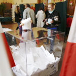 Głosowanie w jednej z komisji wyborczych przy ulicy Dygasińskiego. / Jarosław Kubalski / Radio Kielce