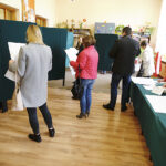 Głosowanie w jednej z komisji wyborczych przy ulicy Dygasińskiego. / Jarosław Kubalski / Radio Kielce