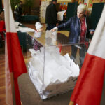 Głosowanie w jednej z komisji wyborczych przy ulicy Dygasińskiego. / Jarosław Kubalski / Radio Kielce