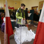 Głosowanie w jednej z komisji wyborczych przy ulicy Dygasińskiego. / Jarosław Kubalski / Radio Kielce