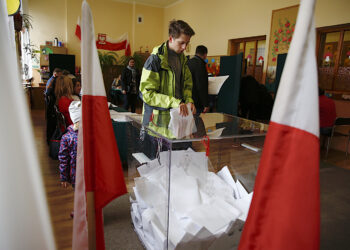 Głosowanie w jednej z komisji wyborczych przy ulicy Dygasińskiego. / Jarosław Kubalski / Radio Kielce