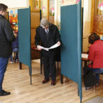 Głosowanie w jednej z komisji wyborczych przy ulicy Dygasińskiego. / Jarosław Kubalski / Radio Kielce