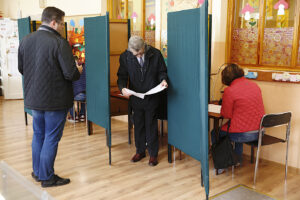 Głosowanie w jednej z komisji wyborczych przy ulicy Dygasińskiego. / Jarosław Kubalski / Radio Kielce