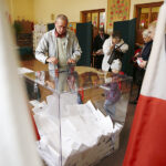 Głosowanie w jednej z komisji wyborczych przy ulicy Dygasińskiego. / Jarosław Kubalski / Radio Kielce