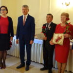 Medale za 50 i więcej wspólnie przeżytych lat parom z gminy Mirzec wręczyła wojewoda świętokrzyski Agata Wojtyszek (pierwsza z prawej). Ewa i Andrzej Kosowscy / Anna Głąb / Radio Kielce