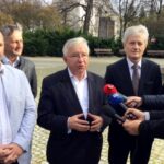 Konferencja prasowa w Parku Miejskim. Poparcie Januszowi Koniuszowi w drugiej turze wyborów przekazali Marcin Saltarski i Marek Omasta. Na zdjęciu (od lewej):  Marcin Saltarski, radny Zbigniew Koniusz, poseł Krzysztof Lipiec, Janusz Koniusz - kandydat PiS na burmistrza Pińczowa i Marek Omasta / Radio Kielce