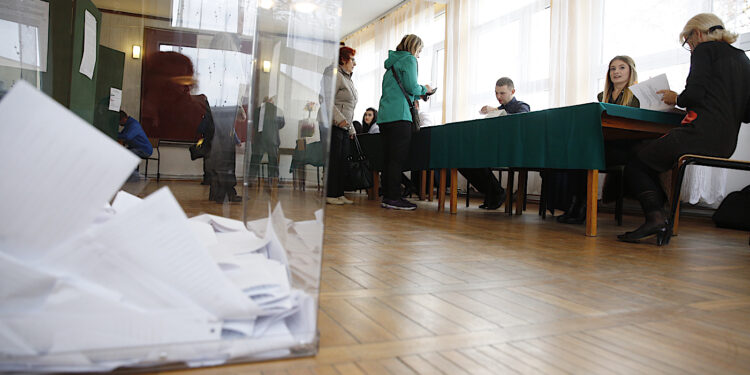 Głosowanie w jednej z komisji wyborczych przy ulicy Głogowej / Jarosław Kubalski / Radio Kielce