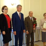 Medale za 50 i więcej wspólnie przeżytych lat parom z gminy Mirzec wręczyła wojewoda świętokrzyski Agata Wojtyszek (pierwsza z prawej). Helena i Jan Sułkowie / Anna Głąb / Radio Kielce