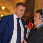 Warszawa. Gala 100-lecia piłki ręcznej. Na zdjęciu (od lewej): Bertus Servaas - prezes PGE Vive Kielce i Marek Cender / Krzysztof Bujnowicz / Radio Kielce