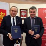 Kielce. Podpisanie umowy o współpracy, podczas organizacji Młodzieżowych Mistrzostwa Świata Kobiet do lat 18 w Piłce Ręcznej. Na zdjęciu: Andrzej Kraśnicki - prezes Związku Piłki Ręcznej w Polsce i prezydent Kielc - Wojciech Lubawski / Rafał Szymczyk / Radio Kielce