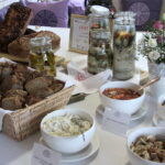 Tokarnia. Wręczenie certyfikatów marki "Świętokrzyska Kuźnia Smaków". Prezentacja produktów / Krzyszfof Bujnowicz / Radio Kielce