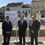 Wystawa na Rynku „Wodociągi Kieleckie – Dziecko Niepodległej Polski”Na zdjęciu: Henryk Milcarz prezes Wodociągow Kieleckich; Czesław Gruszewski, zastępca prezydenta Kielc; Jan Główka, dyrektor Muzeum Historii Kielc. / Rafał Szymczyk / Radio Kielce