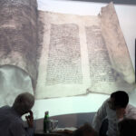 Instytut Kultury Spotkania i Dialogu w Kielcach. „Wspólna Radość Tory”, czyli spotkanie chrześcijan i Żydów wokół Biblii. Prezentacja odnowionej Tory odnalezionej w 1945 na Rynku w Kielcach / Piotr Świerczyński / archiwum prywatne