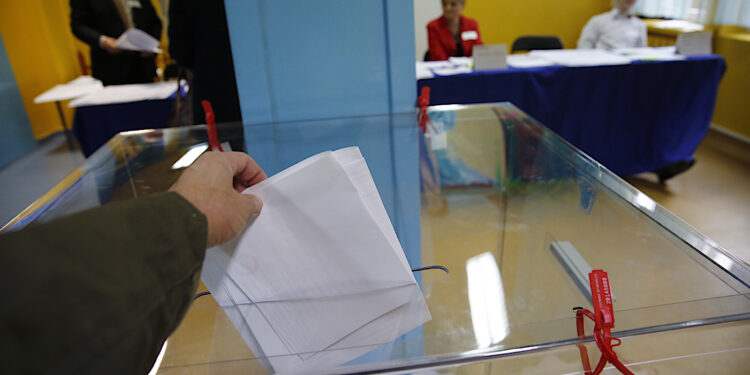Głosowanie w jednej z komisji wyborczych na Barwinku / Jarosław Kubalski / Radio Kielce