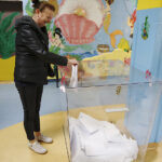 Głosowanie w jednej z komisji wyborczych na Barwinku / Jarosław Kubalski / Radio Kielce