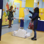 Głosowanie w jednej z komisji wyborczych na Barwinku / Jarosław Kubalski / Radio Kielce