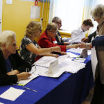 Głosowanie w jednej z komisji wyborczych na Barwinku / Jarosław Kubalski / Radio Kielce