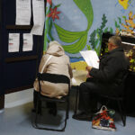 Głosowanie w jednej z komisji wyborczych na Barwinku / Jarosław Kubalski / Radio Kielce