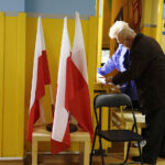 Głosowanie w jednej z komisji wyborczych na Barwinku / Jarosław Kubalski / Radio Kielce