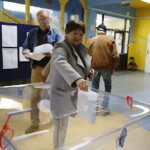 Głosowanie w jednej z komisji wyborczych na Barwinku / Jarosław Kubalski / Radio Kielce