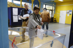 Głosowanie w jednej z komisji wyborczych na Barwinku / Jarosław Kubalski / Radio Kielce