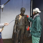 Kielecki rzeźbiarz Arkadiusz Latos, stworzył rzeźbę ukazującą wieloletniego burmistrza Tarnowa - Tadeusza Tertila / Jarosław Kubalski / Radio Kielce