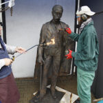 Kielecki rzeźbiarz Arkadiusz Latos, stworzył rzeźbę ukazującą wieloletniego burmistrza Tarnowa - Tadeusza Tertila / Jarosław Kubalski / Radio Kielce