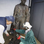 Kielecki rzeźbiarz Arkadiusz Latos, stworzył rzeźbę ukazującą wieloletniego burmistrza Tarnowa - Tadeusza Tertila / Jarosław Kubalski / Radio Kielce