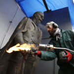 Kielecki rzeźbiarz Arkadiusz Latos, stworzył rzeźbę ukazującą wieloletniego burmistrza Tarnowa - Tadeusza Tertila / Jarosław Kubalski / Radio Kielce