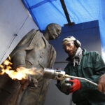 Kielecki rzeźbiarz Arkadiusz Latos, stworzył rzeźbę ukazującą wieloletniego burmistrza Tarnowa - Tadeusza Tertila / Jarosław Kubalski / Radio Kielce