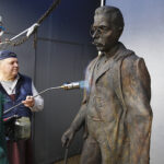 Kielecki rzeźbiarz Arkadiusz Latos, stworzył rzeźbę ukazującą wieloletniego burmistrza Tarnowa - Tadeusza Tertila / Jarosław Kubalski / Radio Kielce