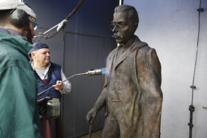 Kielecki rzeźbiarz Arkadiusz Latos, stworzył rzeźbę ukazującą wieloletniego burmistrza Tarnowa - Tadeusza Tertila / Jarosław Kubalski / Radio Kielce