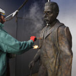 Kielecki rzeźbiarz Arkadiusz Latos, stworzył rzeźbę ukazującą wieloletniego burmistrza Tarnowa - Tadeusza Tertila / Jarosław Kubalski / Radio Kielce