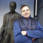 Kielecki rzeźbiarz Arkadiusz Latos, stworzył rzeźbę ukazującą wieloletniego burmistrza Tarnowa - Tadeusza Tertila. Na zdjęciu Arkadiusz Latos / Jarosław Kubalski / Radio Kielce