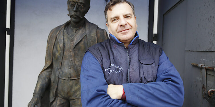 Kielecki rzeźbiarz Arkadiusz Latos, stworzył rzeźbę ukazującą wieloletniego burmistrza Tarnowa - Tadeusza Tertila. Na zdjęciu Arkadiusz Latos / Jarosław Kubalski / Radio Kielce