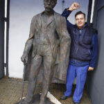 Kielecki rzeźbiarz Arkadiusz Latos, stworzył rzeźbę ukazującą wieloletniego burmistrza Tarnowa - Tadeusza Tertila. Na zdjęciu Arkadiusz Latos / Jarosław Kubalski / Radio Kielce