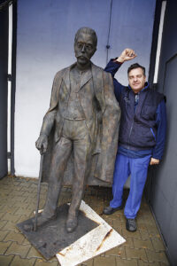 Kielecki rzeźbiarz Arkadiusz Latos, stworzył rzeźbę ukazującą wieloletniego burmistrza Tarnowa - Tadeusza Tertila. Na zdjęciu Arkadiusz Latos / Jarosław Kubalski / Radio Kielce