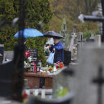 Sprzątanie grobów na Cmentarzu Starym w Kielcach / Jarosław Kubalski / Radio Kielce