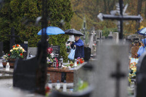 Sprzątanie grobów na Cmentarzu Starym w Kielcach / Jarosław Kubalski / Radio Kielce