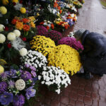 Sprzedaż kwiatów i zniczy przed kieleckimi cmentarzami / Jarosław Kubalski / Radio Kielce