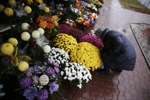 Sprzedaż kwiatów i zniczy przed kieleckimi cmentarzami / Jarosław Kubalski / Radio Kielce