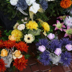 Sprzedaż kwiatów i zniczy przed kieleckimi cmentarzami / Jarosław Kubalski / Radio Kielce