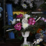 Sprzedaż kwiatów i zniczy przed kieleckimi cmentarzami / Jarosław Kubalski / Radio Kielce