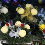 Sprzedaż kwiatów i zniczy przed kieleckimi cmentarzami / Jarosław Kubalski / Radio Kielce