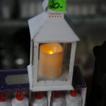 Sprzedaż kwiatów i zniczy przed kieleckimi cmentarzami / Jarosław Kubalski / Radio Kielce