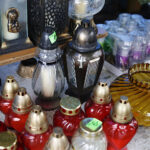 Sprzedaż kwiatów i zniczy przed kieleckimi cmentarzami / Jarosław Kubalski / Radio Kielce