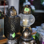 Sprzedaż kwiatów i zniczy przed kieleckimi cmentarzami / Jarosław Kubalski / Radio Kielce