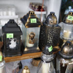 Sprzedaż kwiatów i zniczy przed kieleckimi cmentarzami / Jarosław Kubalski / Radio Kielce